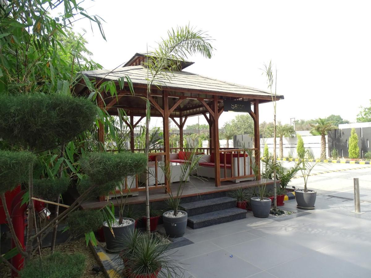 The Grand Arc Hotel & Convention Centre Shahjahanpur Buitenkant foto