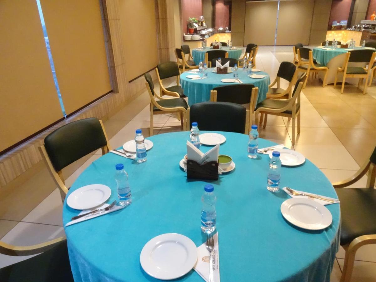 The Grand Arc Hotel & Convention Centre Shahjahanpur Buitenkant foto