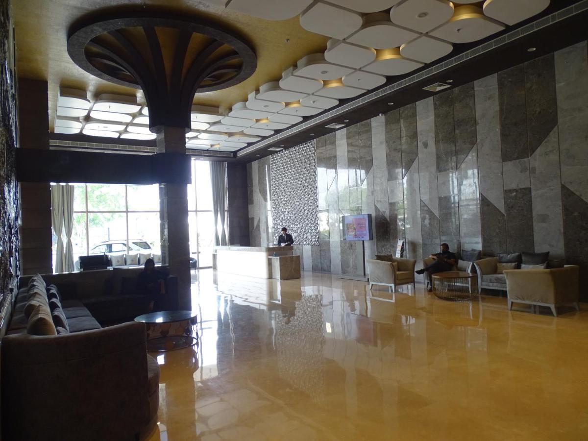 The Grand Arc Hotel & Convention Centre Shahjahanpur Buitenkant foto