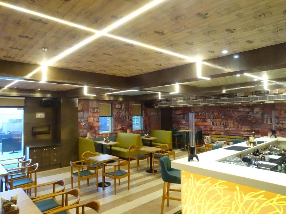 The Grand Arc Hotel & Convention Centre Shahjahanpur Buitenkant foto