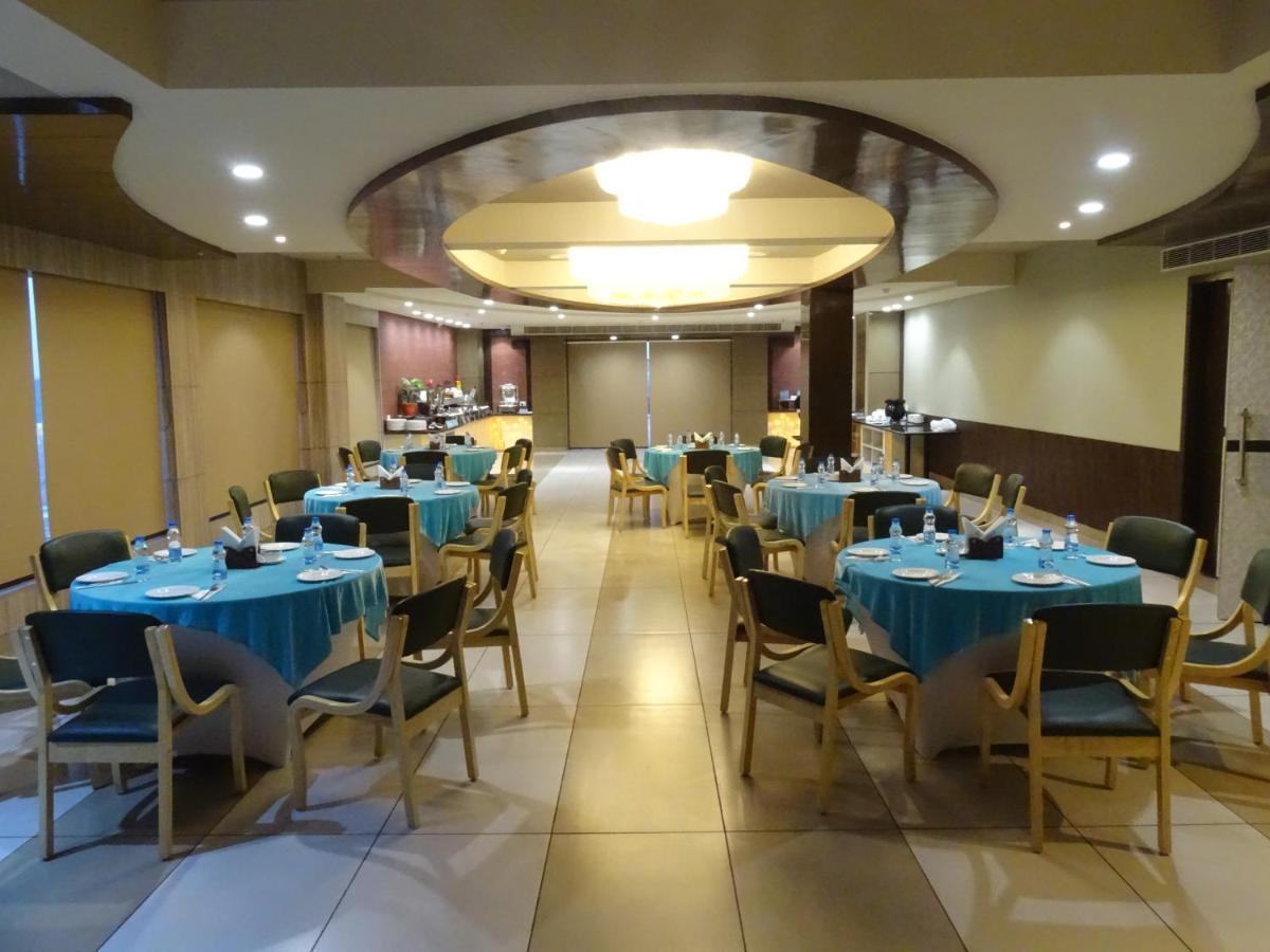 The Grand Arc Hotel & Convention Centre Shahjahanpur Buitenkant foto