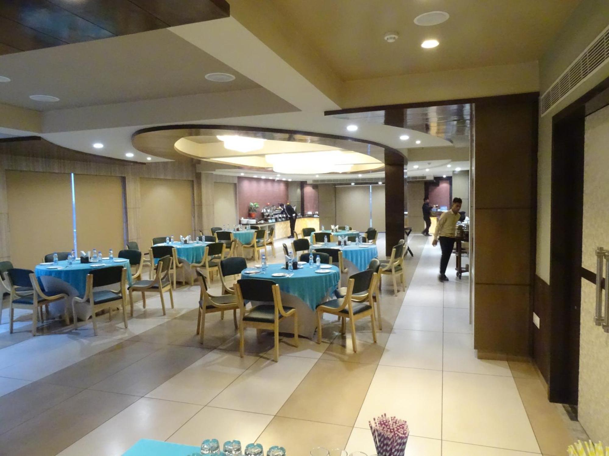 The Grand Arc Hotel & Convention Centre Shahjahanpur Buitenkant foto